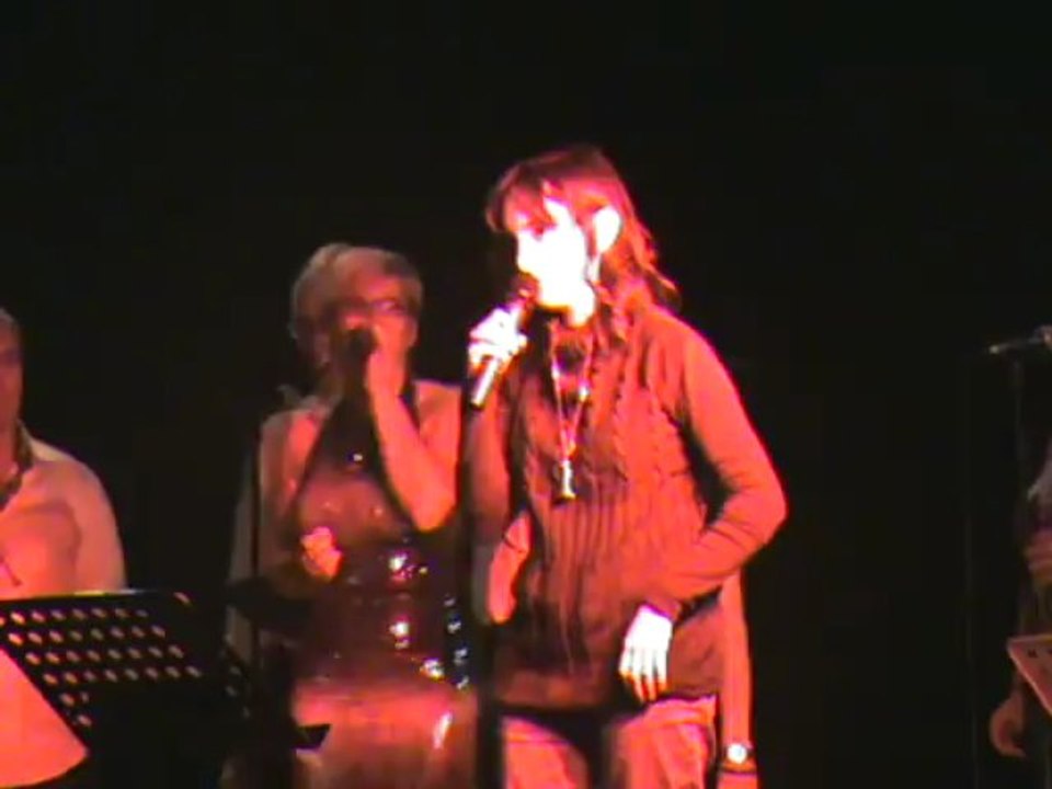 je lis le texte que j'ai écrit pour soutenir tous les enfants porteurs d'un handicap et je chante la seine