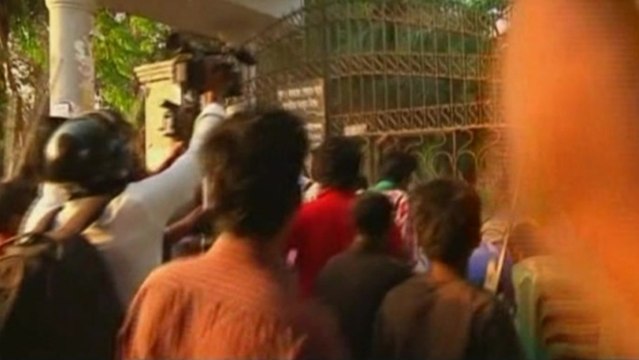 Violence erupts after Islamists demand bloggers' execution