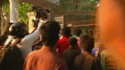 Violence erupts after Islamists demand bloggers' execution