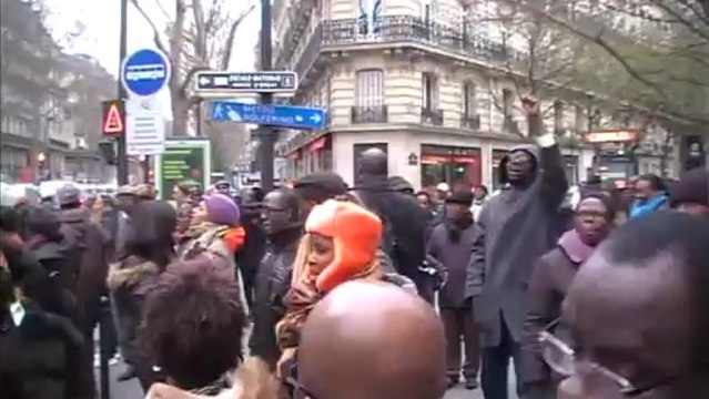 Willy Bla devant le siège du Parti socialiste français lors de la 5 ème marche de soutien à Gbagbo