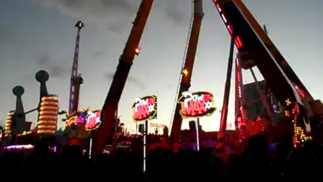 Rennes 2011 avec le Top Spin et le Power Maxx (Page Facebook "Fête foraine en couleur")