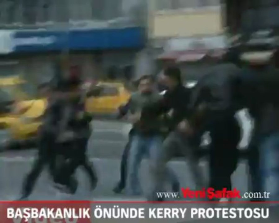 Başbakanlık önünde Kerry protestosu