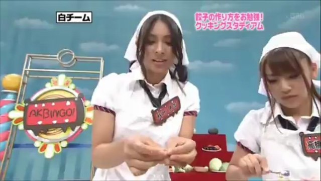 Akimoto Sayaka et Takahashi Minami chantent en cuisinant