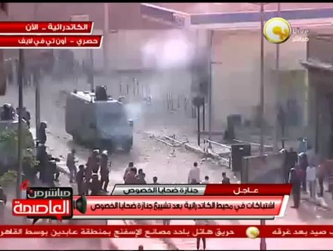 Police égyptienne attaque et jette des gaz lacrymo vers la Cathédrale Copte du Caire