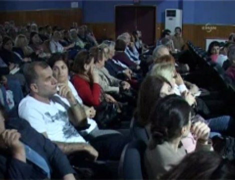 Emek Sineması önünde arbede