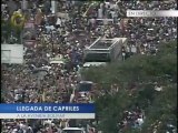 Henrique Capriles llega a la avenida Bolívar, donde se encuentra apostada una multitud