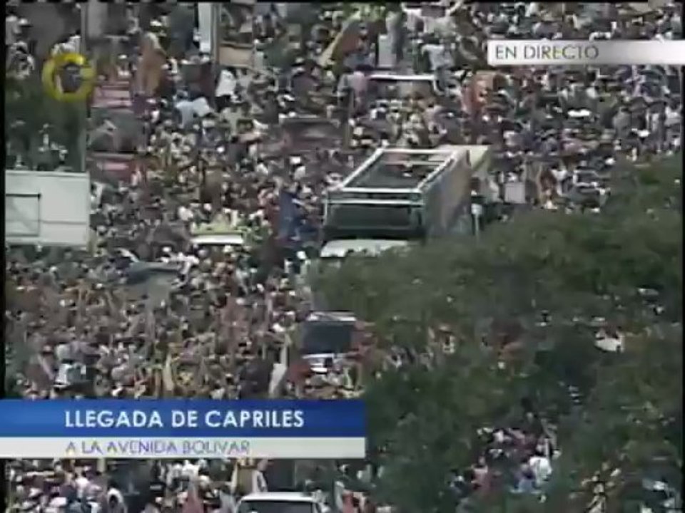 Henrique Capriles llega a la avenida Bolívar, donde se encuentra apostada una multitud