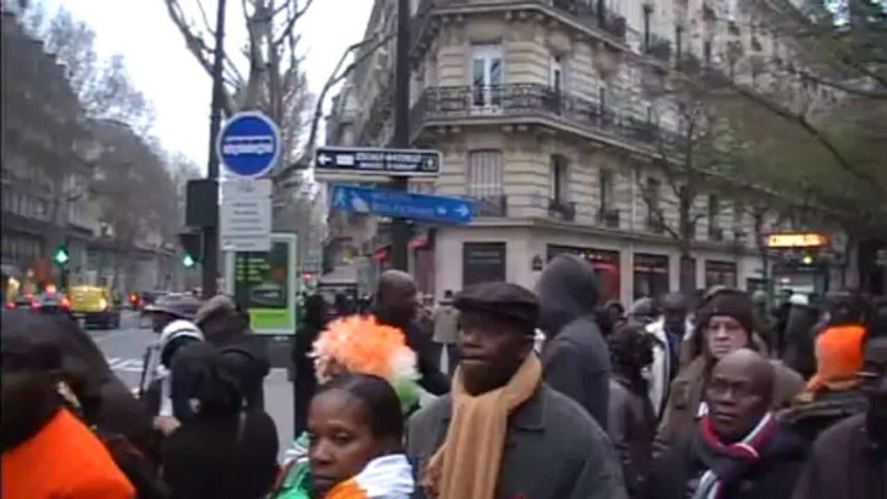 Pacôme Zégbé du CRD devant le siège du Parti socialiste-6 avril 2013
