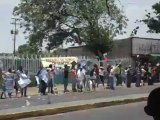 Habitantes de Apure recibieron a Maduro con cacerolas y pancartas de Capriles