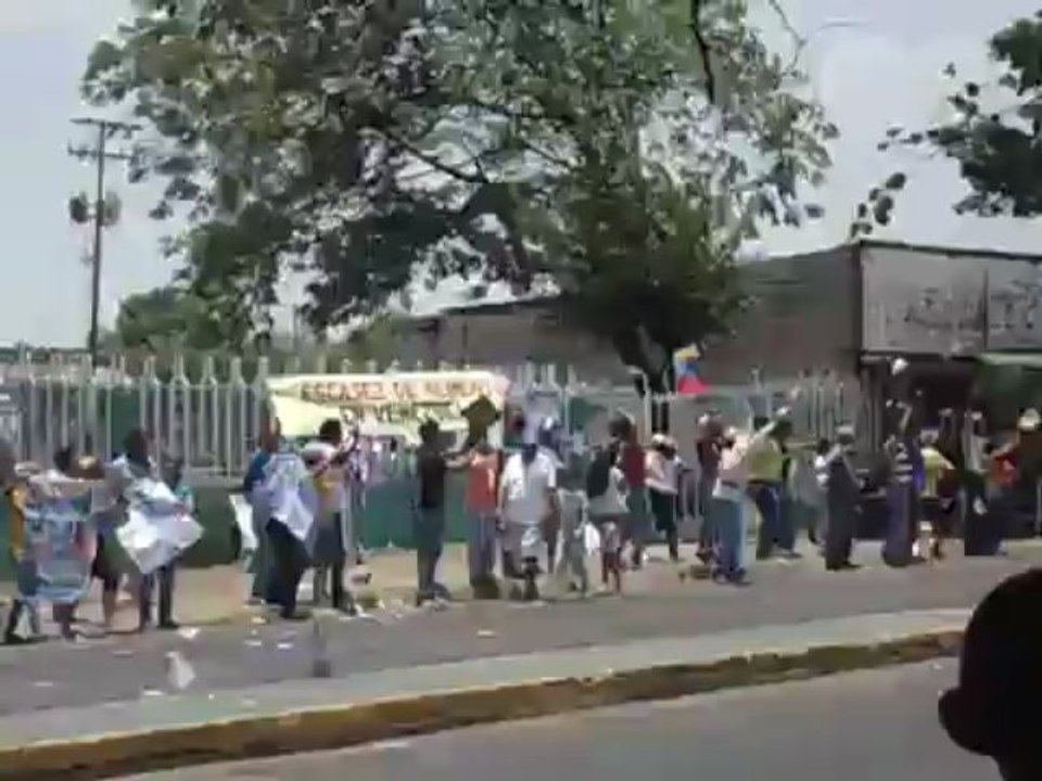 Habitantes de Apure recibieron a Maduro con cacerolas y pancartas de Capriles