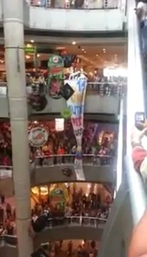 Estudiantes desplegaron pancarta a favor de Capriles en centros comerciales de Caracas