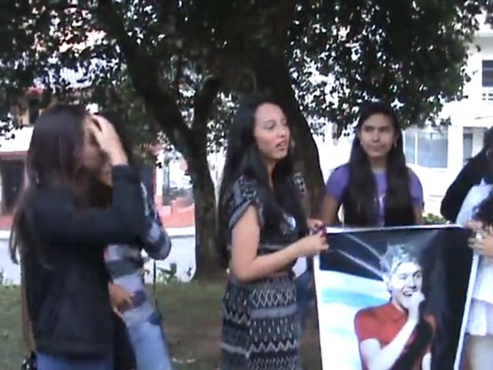 Monca saboteando a las Directioners