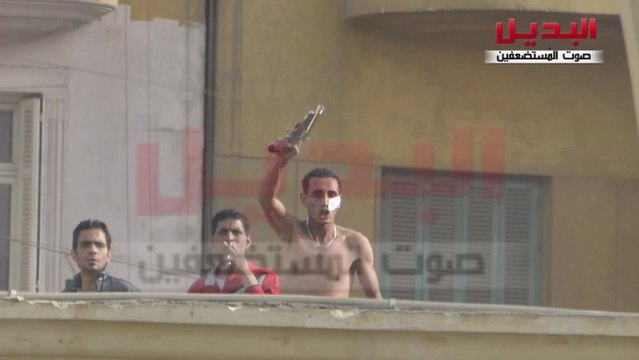 Voyous et Baltagueyas envoyant des pierres vers les coptes à la Cathédrale du Caire