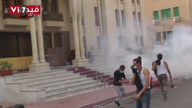 Les forces de police jettent des gaz lacrymo sur la cathédrale copte au Caire