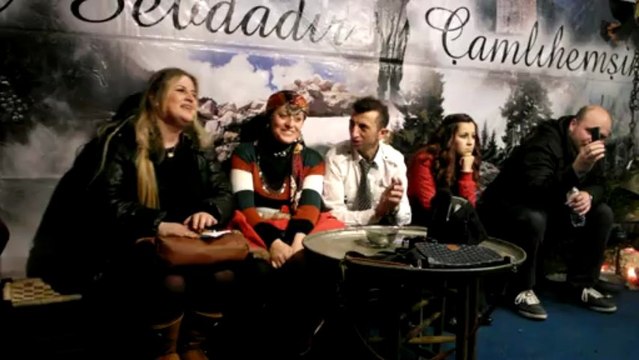 LAZ KİZLAR- GRUP ÇONA- YAVUZ GÜNAY ODA SEVİLMEZ YARMİŞ ÇAMLİHEMŞİN STANDA