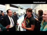 Drake Bell fala sobre Justin Bieber no aeroporto LAX (legendado)