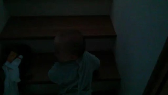 Maëlle grimpe les escaliers