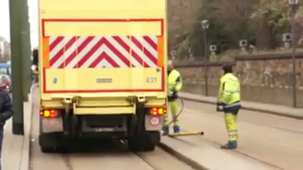 Muana poto azo loba langila - Accident Tram Na Bruxelles (Lingala facile)