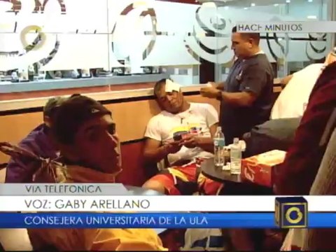 Motorizados con consignas a favor de Nicolás Maduro atacan a estudiantes en huelga