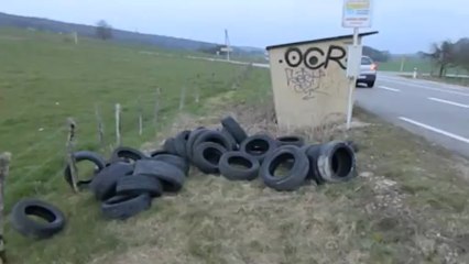 PNEUS ABANDONNES LE LONG DE LA ROUTE A ANDELARRE