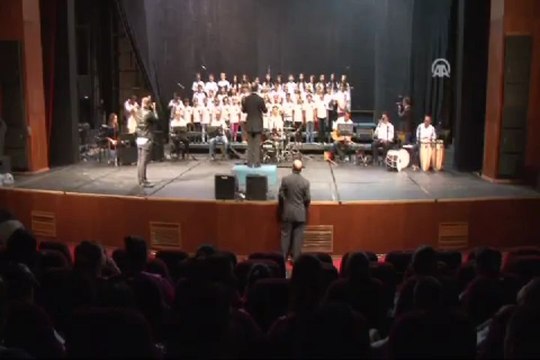 Taş atan eller Ebru da buluştu