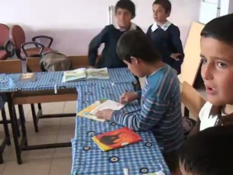 EFE AĞRI KIZILAY IN KÖY OKULLARINA GİYSİ YARDIMINDA