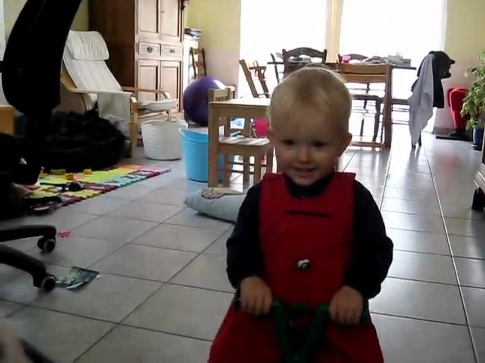 24/08/12 : rouler, se vautrer sur maman, rouler, se...