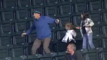 Pai ensina dança muito louca para as filhas em estádio