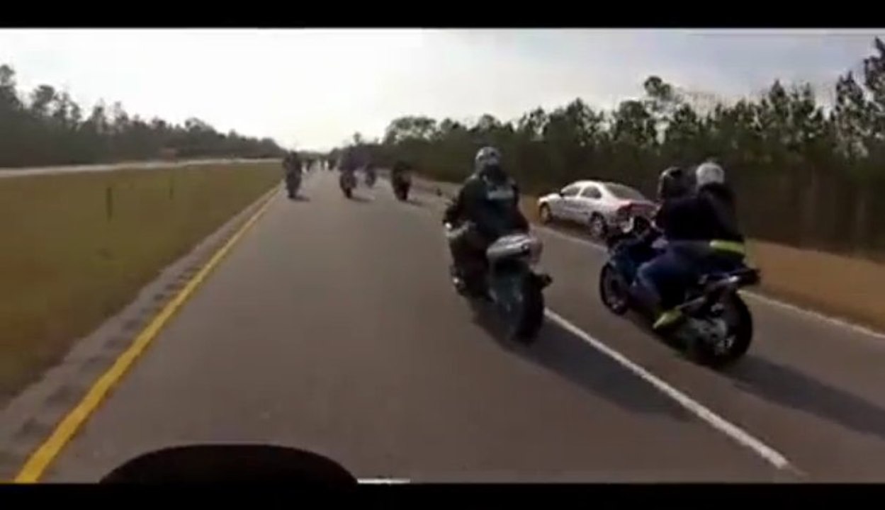 Une femme double par la droite des motards