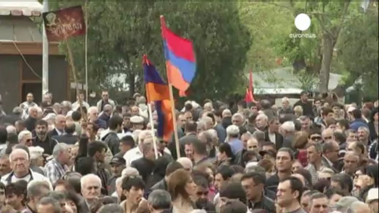 Le président arménien prête serment, l'oppositi...