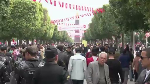 Tunisie: opposants et islamistes manifestent