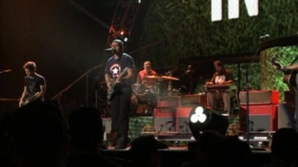 Paisley defends "Accidental Racist," Berry reveals baby bump