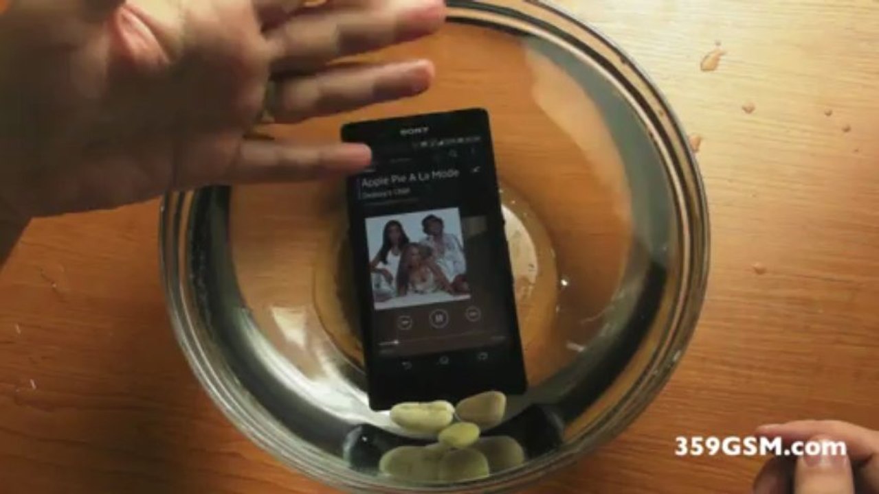 Sony Xperia Z video review - Waterproof