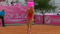 Jelena Petkovic sofre câimbra em quadra de tênis