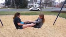 Deux filles débiles sur une balançoire