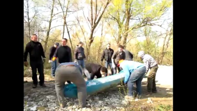 Acta , non parla (ramassage de dechets en berge de fleuve)