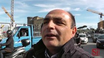 Napoli - I lavoratori del consorzio di bacino salgono su gru in Piazza Municipio (09.04.13)