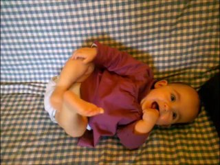 Sur le ventre, sur le côté et sur le dos (avec un peu d'aide!)