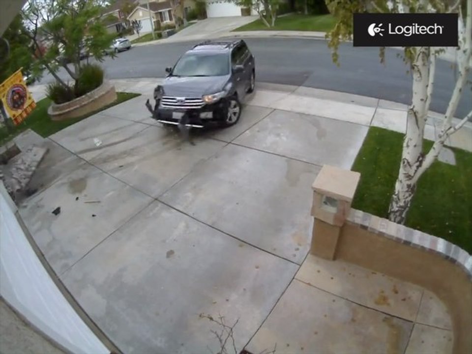 Une voiture se crashe deux fois sur une maison