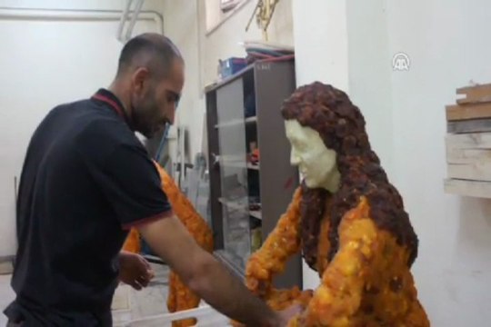 Satamadığı kayısılarla heykel yaptı