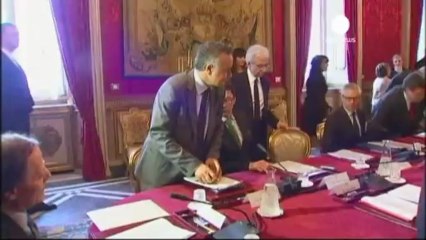 Italie : en pleine crise politique, le président passe...