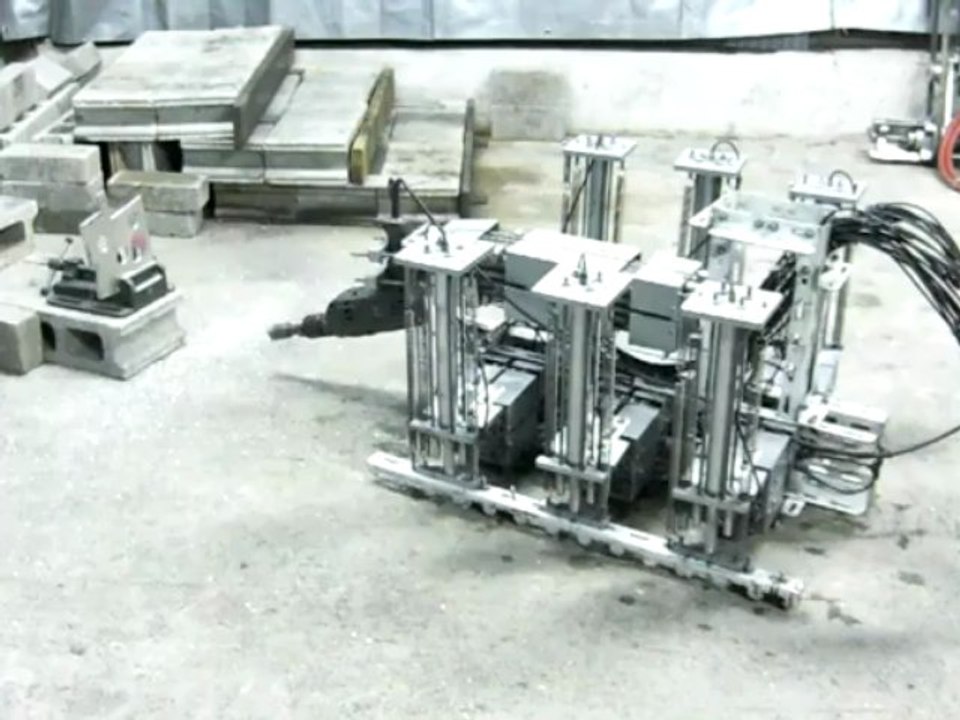 水圧軟体筋肉ロボット：P37：三足歩行：穴明：サンポート
