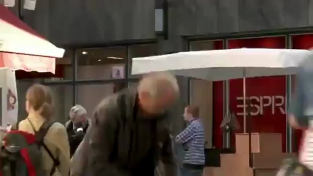 突然、スターウォーズのテーマが…