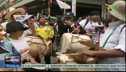 Miles de colombianos marchan por la paz