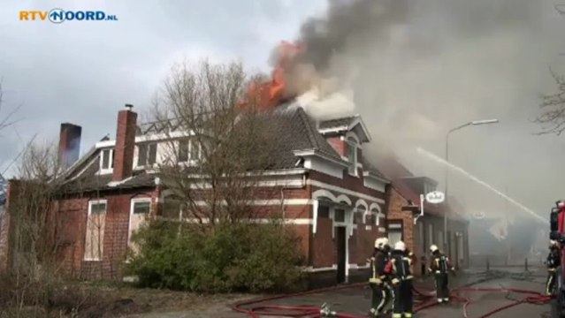 Brand legt leegstaande boerderij Oude Pekela in de as - RTV Noord