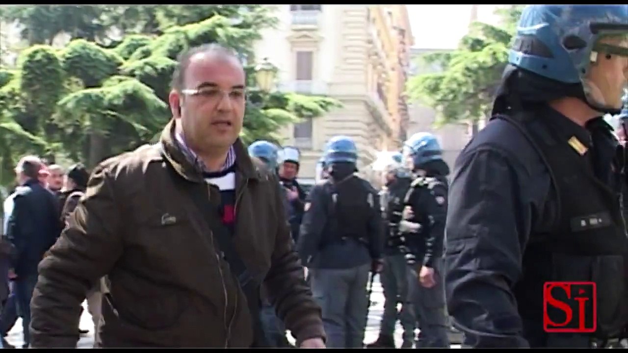 Napoli - Ztl, i commercianti si ribellano: scontri con la polizia -1- (10.04.13)