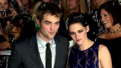 下载视频: Robert Pattinson Gifts Kristen Stewart a $46,000 Pen