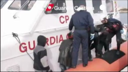 Tải video: Immigrazione: soccorse 469 persone in 24 ore in canale...