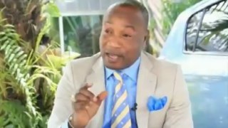 Koffi olomide parle de la femme de zacharie et montre son passport congolais au public.