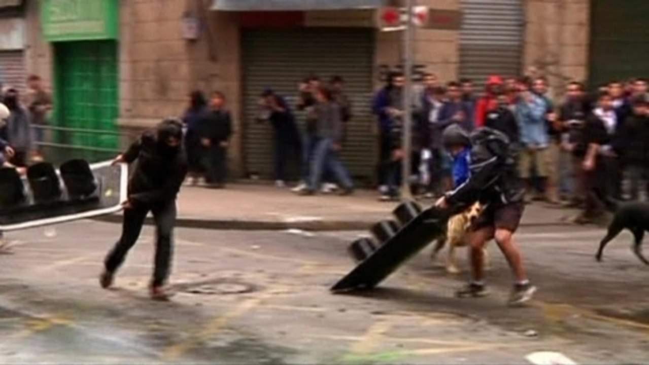 Clashes erupt in Chile during student protest